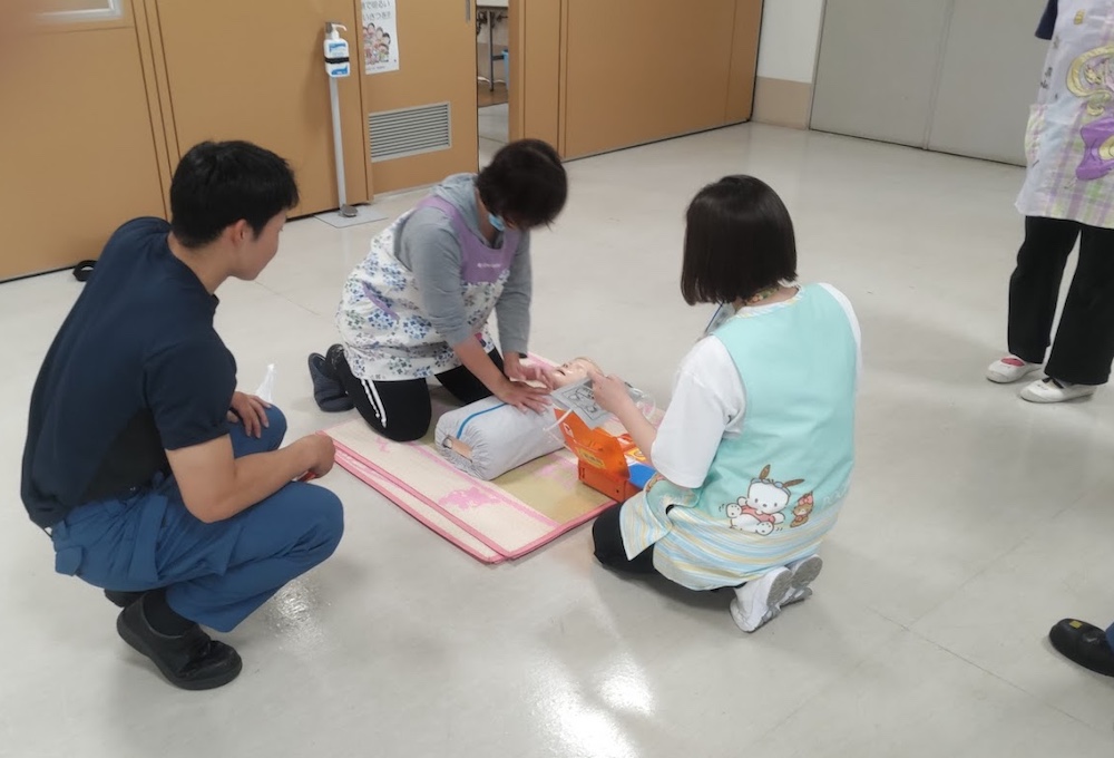 AED講習　先生たちも頑張っています