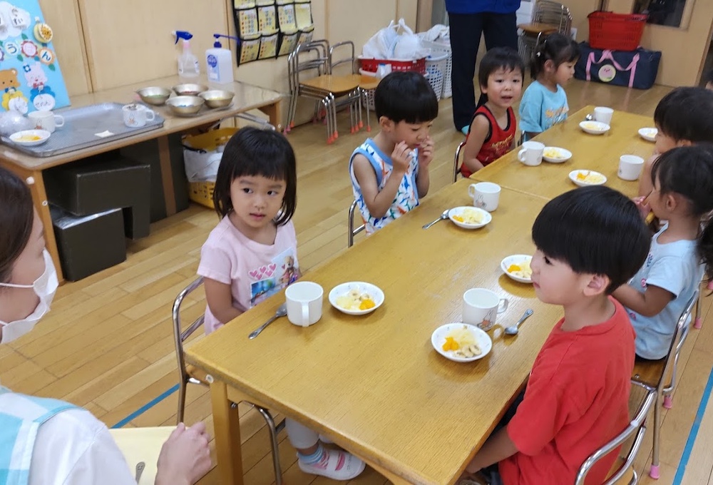 楽しいクッキング　フルーツヨーグルトづくり1