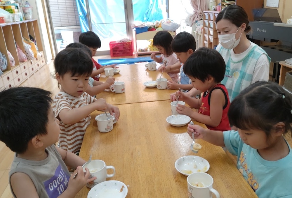 楽しいクッキング　フルーツヨーグルトづくり2