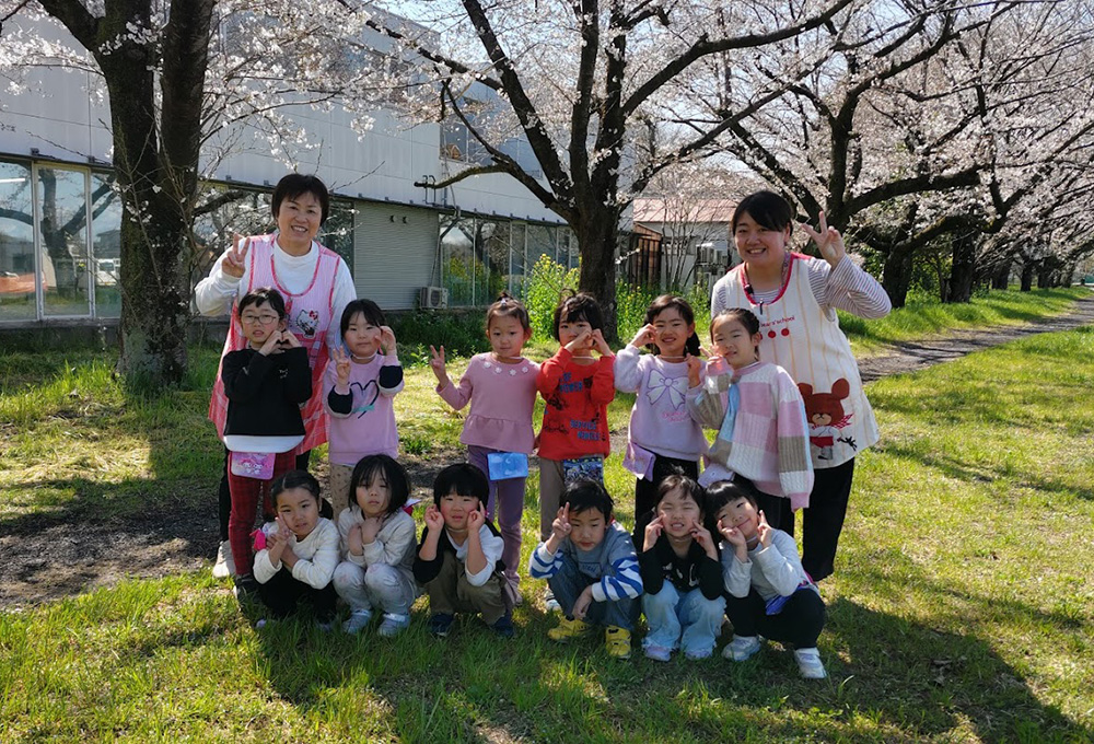 桜の下でポーズ1