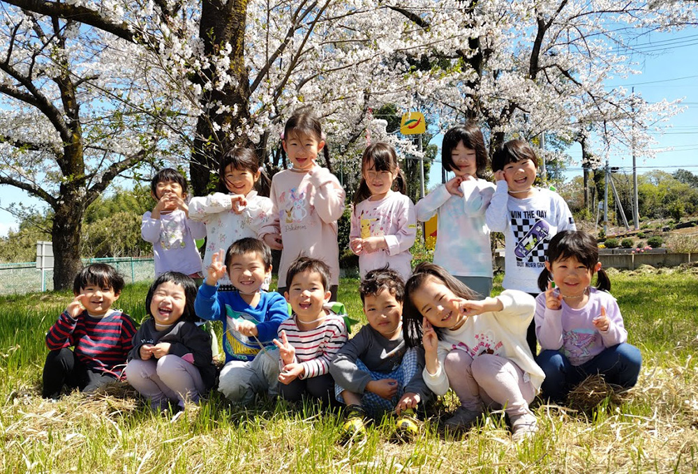 桜の下でポーズ2