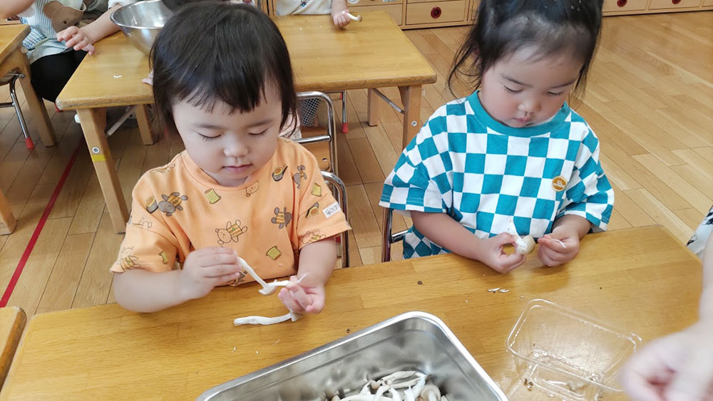 楽しいクッキング　しめじむき1