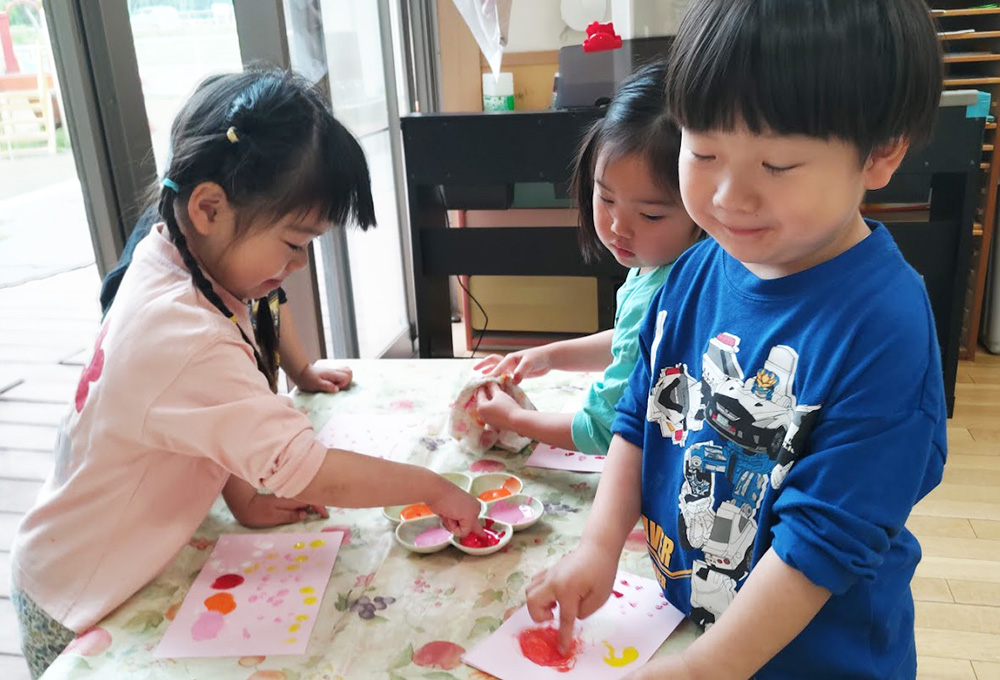 絵具遊びは楽しい